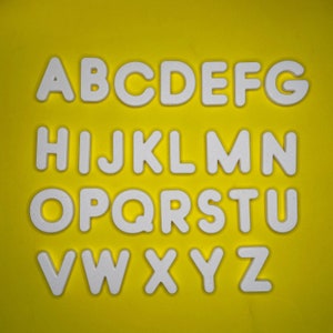 Letras del alfabeto hechas de PLA blanco
