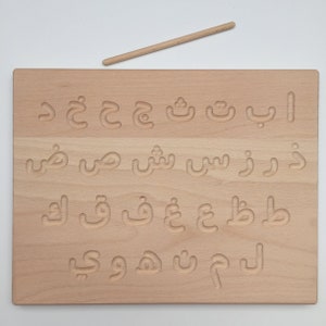Alfabeto árabe montessori sobre tabla de madera
