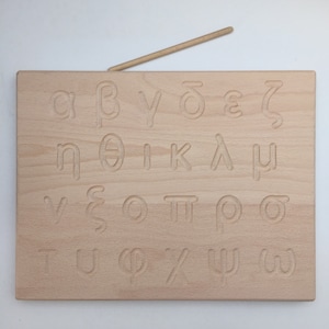 Alfabeto griego Montessori sobre tabla de madera