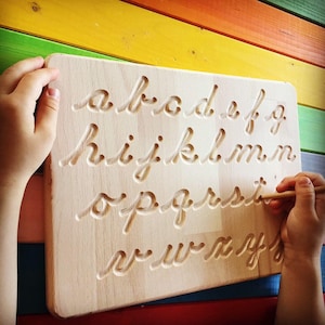 Tablero del alfabeto de madera Montessori en escritura cursiva