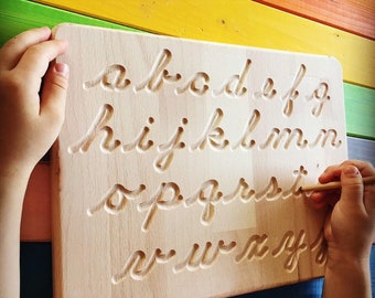 Montessori houten alfabetbord in cursief schrift