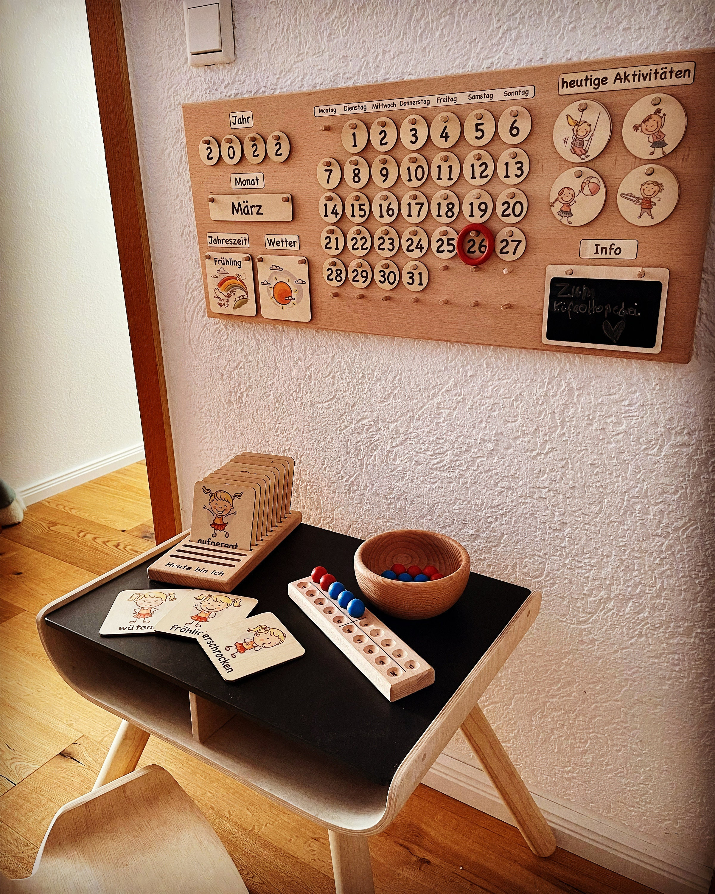 Permanent calendar for children made of wood according to Montessori and Waldorf for home or kindergarten