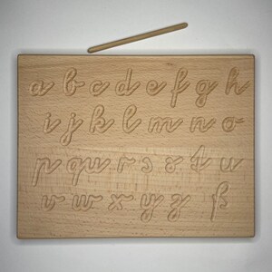 Peut inclure: Planche de traçage en bois de l'alphabet avec un stylet pour s'entraîner à l'écriture. La planche présente toutes les lettres de l'alphabet gravées à la surface.