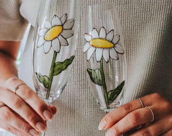 2 champagne glasses, 2 daisies are hand-painted, 9 oz. Gift, wedding, anniversary or friends!