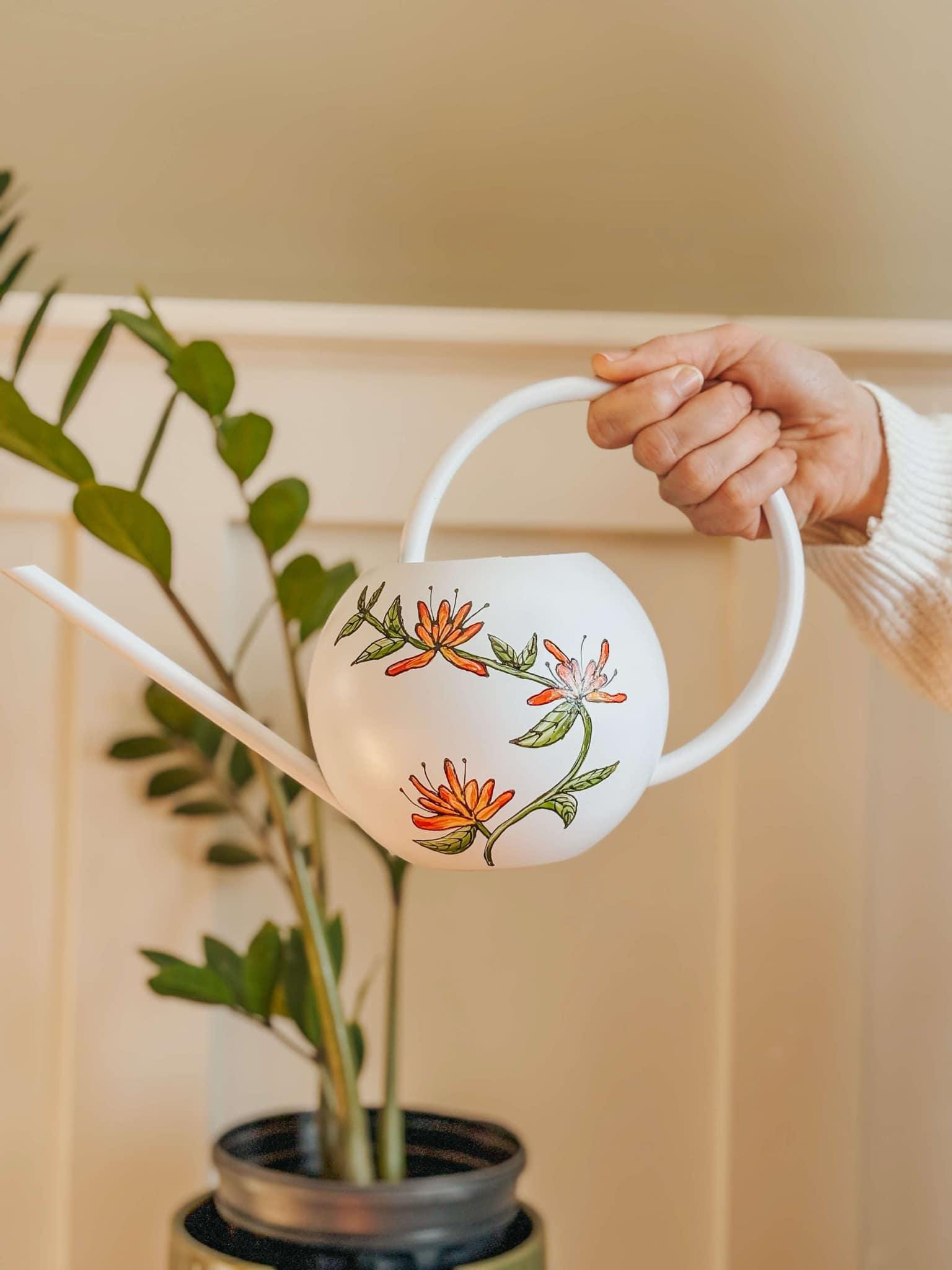 Regadera diseño planta madreselva pintada a mano en color blanco, en acero  mate y formato de 1 litro - Etsy México, image size:1536x2048