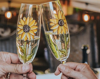 2 champagne glasses, 2 sunflowers are hand-painted, 9 oz. Gift, wedding, anniversary or friends!