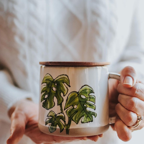Hand-painted stoneware mug with monstera plant botanical design, acacia wood lid. The gift of the season!