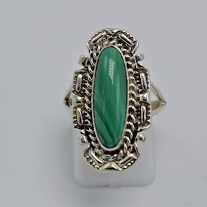 Anillo de malaquita hecho a mano Navajo en plata de ley tamaño 7 Augustine Largo