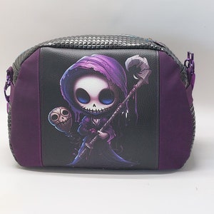 Umhängetasche violett schwarz Kunstleder mit Totentopf Girl, Kugeltasche, Bowlingtasche Sensemann