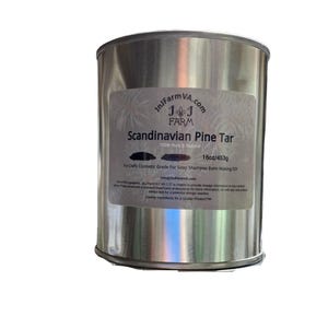 Può includere: Un contenitore metallico cilindrico con un'etichetta che recita "Scandinavian Pine Tar". L'etichetta indica anche "100% Pure & Natural" e "16oz/453g". Il prodotto è per artigianato, uso cosmetico e per la produzione di sapone, shampoo e balsamo.