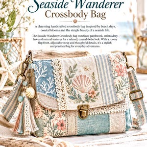 Könnte beinhalten: Eine rechteckige Umhängetasche aus Patchwork-Stoff mit blauen, beigefarbenen und floralen Mustern. Die Frontklappe zeigt gestickte Muscheln und Pflanzen, verziert mit Spitzenbesatz und einem Metallverschluss. Ein Quastenanhänger mit Perlen hängt seitlich.