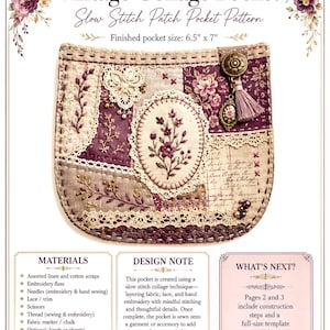 Könnte beinhalten: Ein Vintage Collage Pocket Slow Stitch Patch Pocket Schnittmuster mit einer fertigen Größe von 16,5 cm x 17,8 cm. Die Tasche besteht aus Stofflagen, Spitze, Stickereien, einem Metallknopf, einer Quaste und einem Blumenanhänger in Violett.