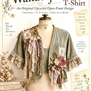 Op de afbeelding: Een geüpcycled, aan de voorzijde open, kort T-shirt met bloemrijke stoffen patches, kanten randen, stoffen bloemen en knopen. Het kledingstuk wordt getoond op een paspop met tekstoverlays zoals The Wanderflower T-Shirt en Old Threads.