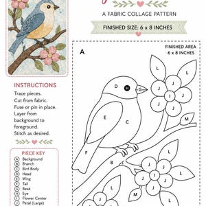 Op de afbeelding: Een stoffen collagepatroon getiteld "Songbird in Bloom" met een blauwe en bruine vogel op een tak met roze bloemen. De afgewerkte maat is 15 x 20 cm. Inclusief instructies en een sleutel voor de collage.