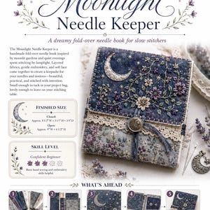 Op de afbeelding: Een Moonlight Needle Keeper naaldboekje van donkerblauwe stof met geborduurde maan- en bloemmotieven, kanten rand en metalen knoopsluiting. De tekst vermeldt een gesloten afmeting van ongeveer 11,4 cm breed bij 8,3 cm hoog.