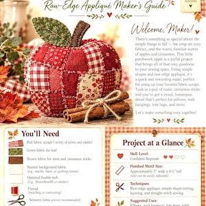 以下が含まれることがあります： 「Patchwork Apple & Cinnamon Sticks Raw-Edge Appliqué Maker's Guide」というタイトルの裁縫ガイド。赤いパッチワーク生地のリンゴに緑の葉と茶色の茎がついており、麻紐で結ばれた2本のシナモンスティックが添えられています。