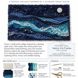 Puede incluir: Una guía de collage textil titulada Bioluminescent Sea, que muestra un océano de tela azul oscuro con costuras blancas, cuentas y una luna. La guía incluye un tamaño final de 12,5 x 18 cm, una lista de materiales como hilo y retazos de tela, y herramientas.