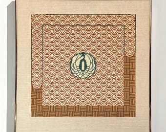Vintage Japanische Seigaiha Nadelspitze mit Kamon Medaillon, Handgemachter Japanischer Kreuzstich/Tapisserie, Montiert mit Leinen Matt, Messingrahmen