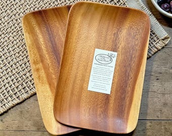 Paar handgeschnitzte Serviertabletts aus Akazienholz von Pacific Merchants, Organic Modern Eintrag oder Badezimmer Catchall Tablett
