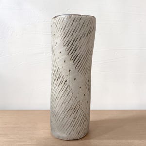 Jarrón cilíndrico de cerámica artesanal vintage con decoración de esgrafiado, jarrón de gres inciso, firmado en 1971.