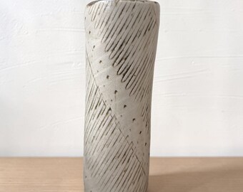 Vintage handgemachte Studio Keramik Zylindervase mit Sgraffito Dekoration, geritzte Steingutvase, signiert 1971