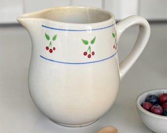 Vintage französischer Fayence-Krug mit Kirschdesign, Chantilly Frankreich - Mid-Century-Cremeware-Krug, Cottage Chic, Bauernhaus-Küchendekor