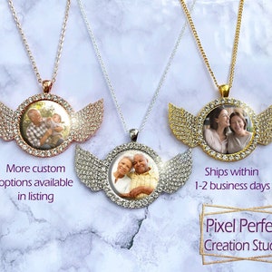 Può includere: Tre collane d'argento con ali di cristallo trasparente e un ciondolo rotondo per foto. Ogni collana ha una catena di colore diverso: oro rosa, argento e oro. Le cornici per foto sono riempite con foto diverse di persone.