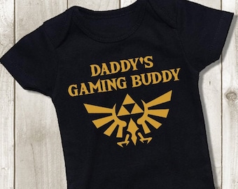 Daddy&#39;s Gaming Buddy Legend of Zelda Baby Bodysuit - Gold Triforce Outfit - Hylian Crest Toddler Kids Tshirt - Unisex Boy Girl Baby Outfit