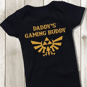 Daddy&#39;s Gaming Buddy Legend of Zelda Baby Bodysuit - Gold Triforce Outfit - Hylian Crest Toddler Kids Tshirt - Unisex Boy Girl Baby Outfit