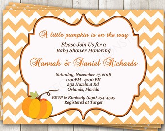 Puede incluir: Una invitación rectangular para baby shower con un patrón de chevrón blanco y naranja. Un marco central blanco con borde marrón contiene el texto: A little pumpkin is on the way, Please Join Us for a Baby Shower Honoring Hannah & Daniel Richards, Saturday, November 17, 2018, 1:00PM - 4:00PM, 232 Hazelnut Rd. Orlando, Florida, RSVP to Kimberly (232) 454-4545, Registered at Target. Un pequeño gráfico de calabaza naranja está en la parte inferior izquierda.