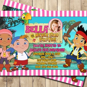 Può includere: Un invito di compleanno rosa e blu con Jake e Izzy di Jake e i Pirati di Neverland. L'invito è per il 5° compleanno di Bella, sabato 4 aprile 2015, dalle 15:00 alle 18:00. L'indirizzo è 232 Pirate Road, Orlando, Florida. Il numero di RSVP è 232-343-3434.