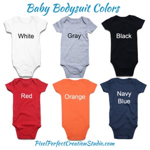 Puede incluir: Seis bodies de beb&eacute; en diferentes colores: blanco, gris, negro, rojo, naranja y azul marino. Todos los bodies son de manga corta y tienen cierre a presi&oacute;n en la entrepierna.