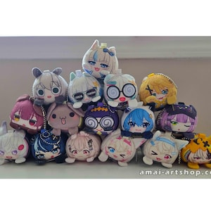 Puede incluir: Una colección de llaveros de peluche con personajes de diferentes colores y diseños. Cada peluche presenta un personaje único de estilo anime con rasgos faciales y accesorios detallados. Los llaveros están dispuestos en forma de pirámide.