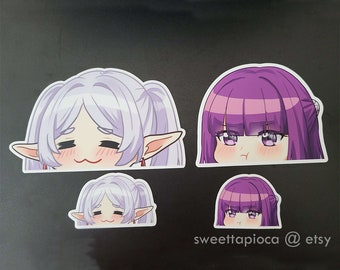 Puede incluir: Cuatro pegatinas de personajes de dibujos animados, dos con cabello morado y dos con cabello blanco. Las pegatinas están impresas en papel blanco y tienen un borde blanco. Todas las pegatinas miran hacia abajo y tienen una expresión ligeramente sorprendida en sus caras. El texto "sweettapioca @ etsy" está impreso en negro en la parte inferior de la imagen.