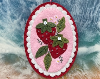 Strawberry ornament, Magnet, Wool Felt, Applique, Handmade.
