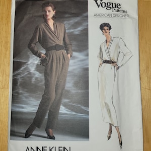 Peut inclure: Patron de couture Vogue Patterns American Designer pour une combinaison ou une robe par Anne Klein. Le numéro du patron est 1916.
