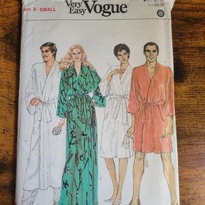 Może przedstawiać: Wzór szycia na cztery szlafroki, dwa długie i dwa krótkie. Wzór pochodzi z Very Easy Vogue i jest w rozmiarze X-Small. Wzór jest na szlafrok z paskiem i kołnierzem. Wzór jest wydrukowany na białym papierze z czarnym i czerwonym tekstem.