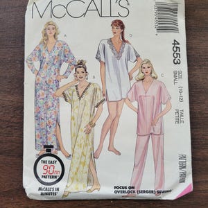 Może przedstawiać: Wzór szycia McCall's numer 4553 na bluzkę i spodnie dla kobiet. Wzór jest dla rozmiarów 10-12 petite. Wzór zawiera instrukcje do łatwego projektu 90-minutowego i koncentruje się na używaniu overlocka (maszyny do obszywania).