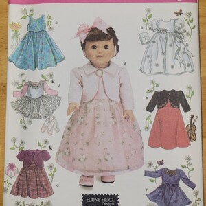Puede incluir: Patrón Simplicity 4364 para ropa de muñeca de 46 cm. El patrón incluye instrucciones para hacer una variedad de atuendos, incluyendo un vestido con una chaqueta, un vestido de bailarina, un vestido formal, un vestido casual y un vestido con un cárdigan. El patrón es de talla única y está diseñado por Elaine Heigl.