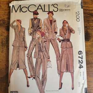 Puede incluir: Un sobre de patrón de costura vintage de McCall's para una chaqueta y falda para mujer. El número de patrón es 6724 y la talla es 6. La medida del busto es de 30 1/2 pulgadas. El sobre presenta un dibujo de línea de cuatro mujeres que visten diferentes estilos de chaquetas y faldas. El texto en el sobre dice "Petite-Able" y "Blouses no incluidas".