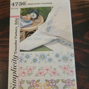 Può includere: Un modello di trasferimento per ricamo Simplicity vintage, numero 4736, con disegni floreali. La confezione mostra un tessuto bianco con ricami floreali blu e tre file di diversi motivi floreali in rosa, giallo e viola. La confezione mostra anche un orologio e un uccello.