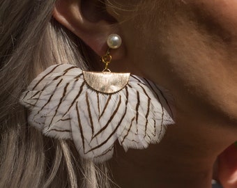 Boho feather earrings clip on PLUME / White feather clip earrings / Stripe feather fan earrings / Golden bohemian bridal fan shape statement