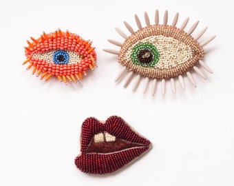 Talking red lips brooch / Modern surrealism and kitsch fashion pin / Open mouth brooch with teeth / Seed bead embroidery jewllery