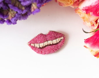 Pink pout brooch / Modern surrealism lip brooches made in bead embroidery technique / Spilla a labbro rosa / Broche à lèvres rose