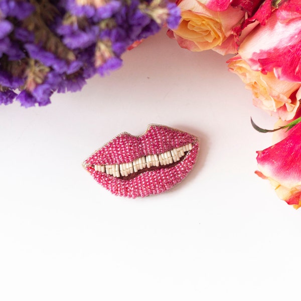 Pink pout brooch / Modern surrealism lip brooches made in bead embroidery technique / Spilla a labbro rosa / Broche à lèvres rose