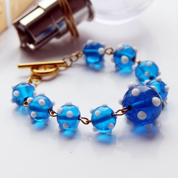 Bracelet bleu à pois avec perles de verre au chalumeau, Bracelet de perles de verre nautique avec fermoir à bascule