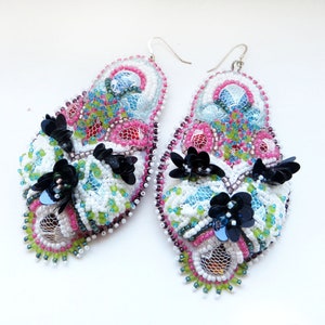 Unconventional bridal earrings with lavish bead emboidery, Big colorful jewelry trend for weddings, Unique colorblock dangle earrings