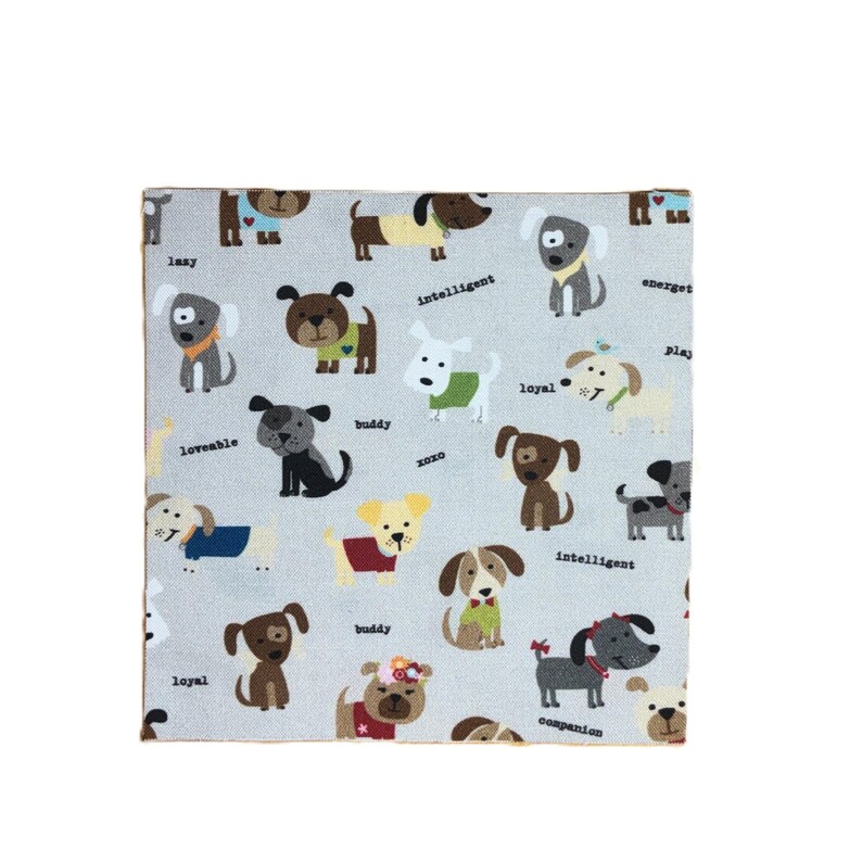Puede incluir: Un cuadrado de tela azul claro con un patr&oacute;n repetitivo de varios perros de dibujos animados de diferentes colores y razas. El estampado incluye peque&ntilde;as etiquetas de texto en negro como lazy, intelligent, energetic, playful, lovable, buddy, xoxo y companion.
