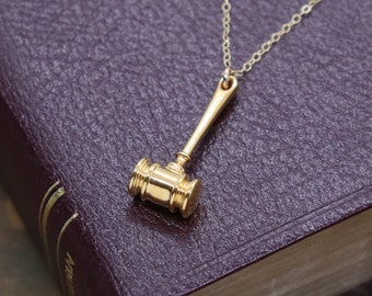 Colgante de mazo: Collar chapado en oro de 18 quilates impreso en 3D, regalo para abogado, asistente legal, juez o graduado de derecho.