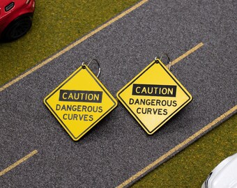 Dangerous Curves Ahead verkeersbord oorbellen, curvy girl grappige oorbellen, curvy godin cadeau, reisbedankjes voor meisjes, girl power sieraden